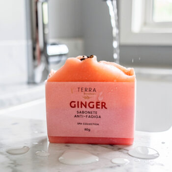 Sabonete anti fadiga natural com gengibre, hibisco e menta. Revitaliza, refresca e ajuda a despertar os sentidos diariamente.
