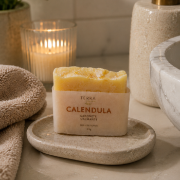 Sabonete natural calêndula com limpeza suave para pele sensível e delicada.