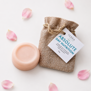 Creme de dia sólido natural com óleo de prímula, colagénio vegetal e ácido hialurónico. Nutre, protege e hidrata a pele.