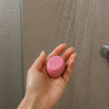 Shampoo sólido anti queda para fortalecer, hidratar e revitalizar o cabelo diariamente.