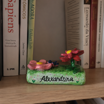 **Peça Jardim em cerâmica artesanal, personalizada com nome e detalhes únicos, criada e pintada à mão.**