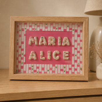 Quadro decorativo personalizado em cerâmica fria com nome em relevo e moldura em madeira.