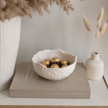 Taça decorativa em Jesmonite feita à mão, em formato de flor, ideal para organizar chaves ou decorar qualquer espaço da casa.