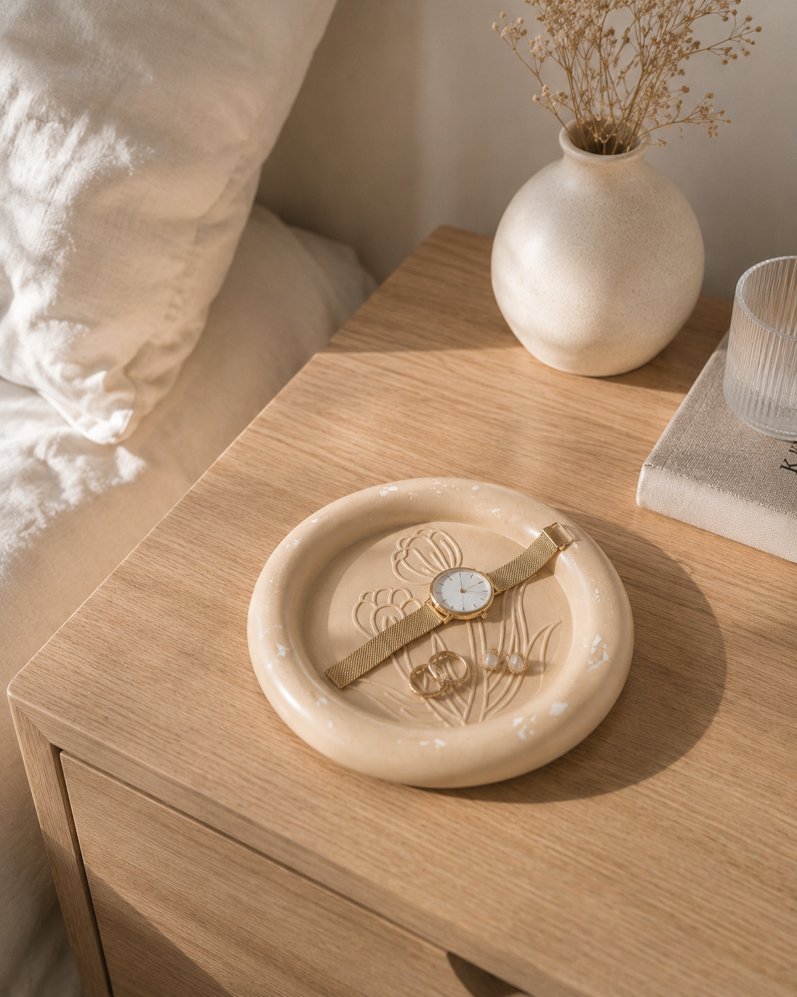 Túlipa Base decorativa redonda em Jesmonite com desenho de tulipa gravado, feita à mão para decoração de interiores.