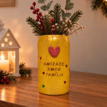 Jarra Amar em cerâmica fria amarela, personalizada com corações e mensagem, decorada com elementos natalícios.