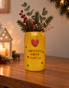 Jarra Amar Natal Jarra Amar em cerâmica fria amarela, personalizada com corações e mensagem, decorada com elementos natalícios.