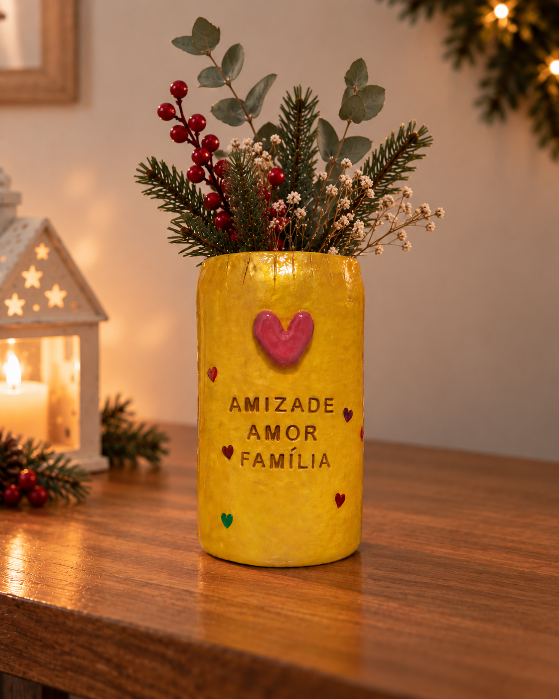 Jarra Amar Natal Jarra Amar em cerâmica fria amarela, personalizada com corações e mensagem, decorada com elementos natalícios.