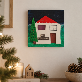 Quadro Casa de Natal personalizado, com casa branca, telhado vermelho e árvore de Natal decorada.