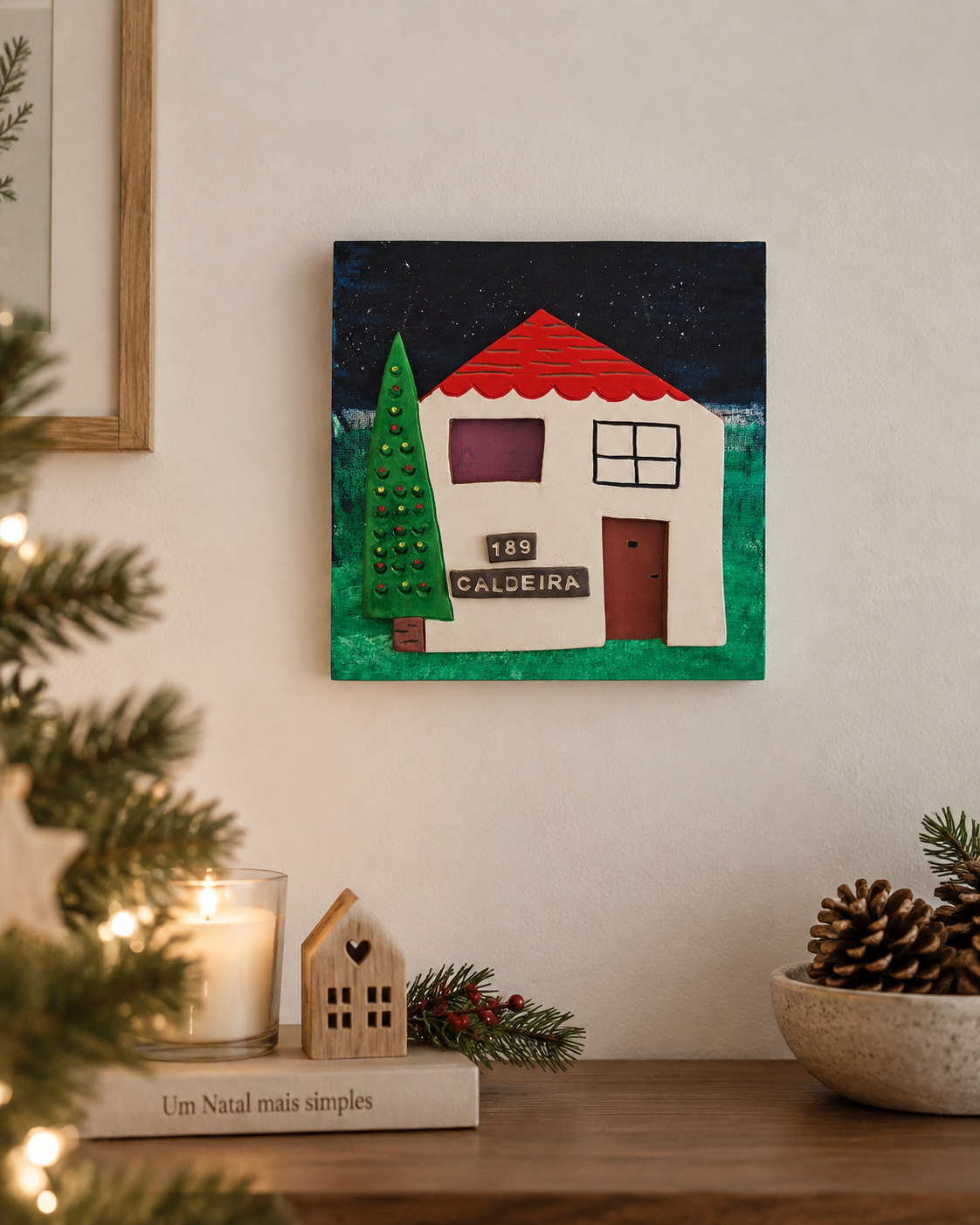 quadro casa de natal Quadro Casa de Natal personalizado, com casa branca, telhado vermelho e árvore de Natal decorada.