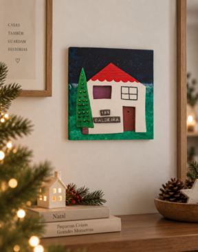 casa de natal Quadro Casa de Natal personalizado, com casa branca, telhado vermelho e árvore de Natal decorada.
