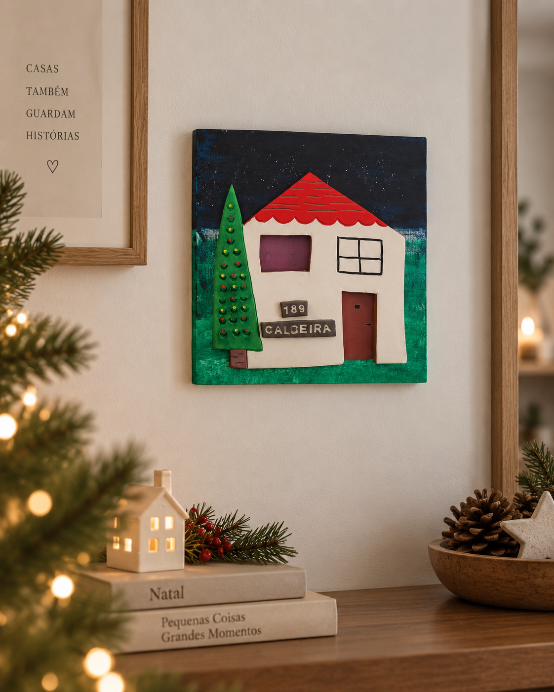 casa de natal Quadro Casa de Natal personalizado, com casa branca, telhado vermelho e árvore de Natal decorada.