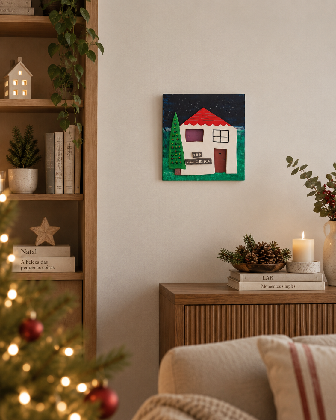 Casa de natal Quadro Casa de Natal personalizado, com casa branca, telhado vermelho e árvore de Natal decorada.